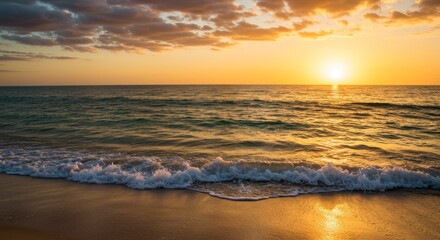 Obraz premium Serene sunset over tranquil ocean waves gently lapping sandy shore