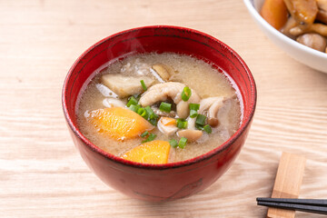 鶏と根菜の味噌汁