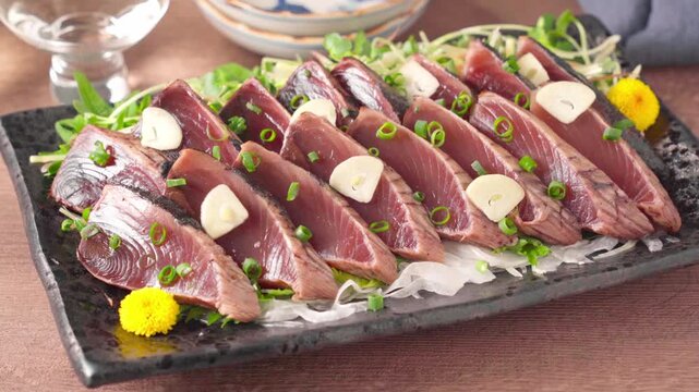 薬味たっぷりの鰹のたたき