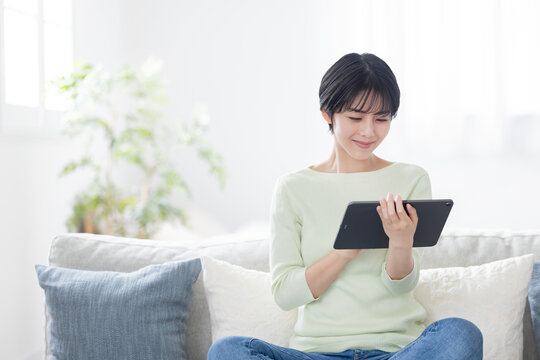 タブレットPCで検索する女性