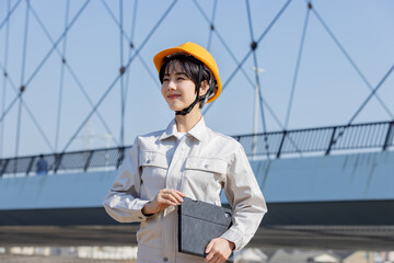  建設現場の作業服の女性