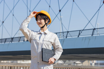  建設現場の作業服の女性