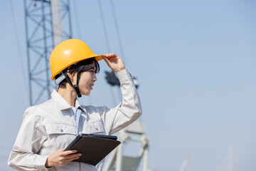  建設現場の作業服の女性