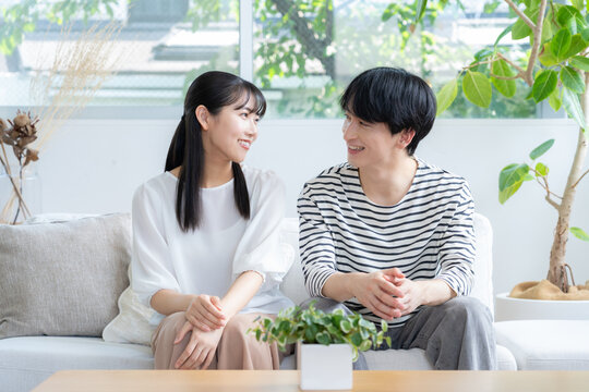 リビングでくつろぐ若い夫婦