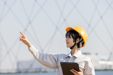  建設現場の作業服の女性