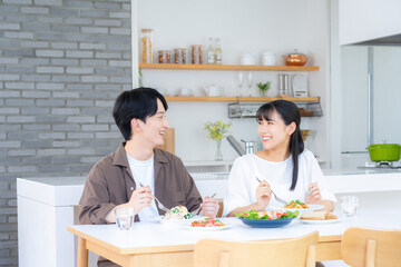 食事をする若い夫婦