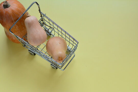 chicken eggs in a basket  Carrito de supermercado, alimento, zapallo anco  , zapallitos peque&ntilde;os, sobre fondo amarillo, contraste  , colores ,naranja, amarillo, de compras, comprar ,