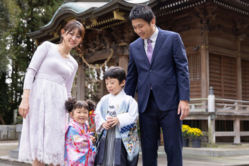 Obraz premium 七五三詣 家族