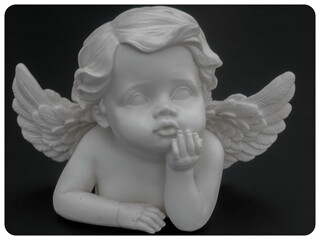 Angelot sur fond noir