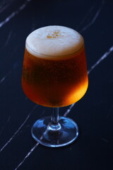 ビール - きめ細かい泡が立った、よく冷えたビールのグラス
