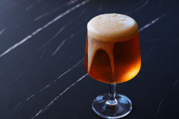 ビール - きめ細かい泡が立った、よく冷えたビールのグラス
