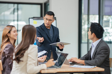 Obraz premium Group of business people are standing in a meeting presenting their work at the office.