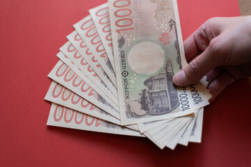 お金を持っている人	