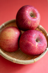 かごに置かれた美味しそうなリンゴ