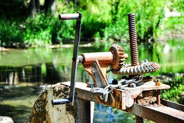 Antigua compuerta tornillo de apertura o cierre de una acequia en Alborache, Comunidad Valenciana. 