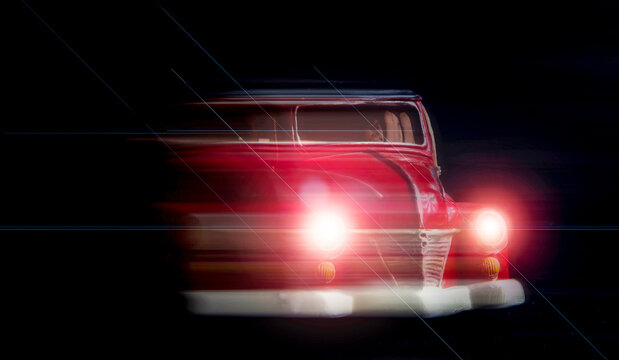 Johnnie Driver conduciendo en la noche con las luces encendidas.  