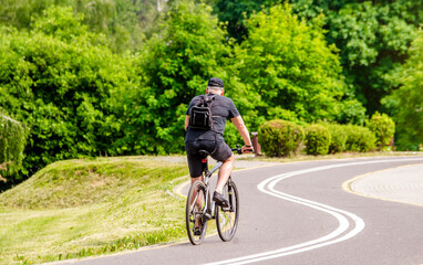 Obraz premium Cyclist ride on the bike path in the city Park 
