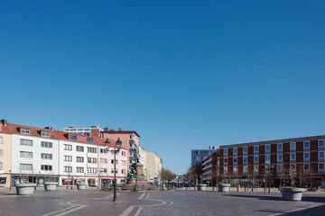 Obraz premium A wide view of the Theodor-Heuss-Platz, a large public square in the city center of Bremerhaven, Germany.