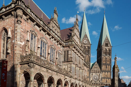 A clear, sunny day highlights the architectural grandeur of the Bremen Roland and the historic buildings of the Bremen City Hall and St. Peter's Cathedral in Bremen.