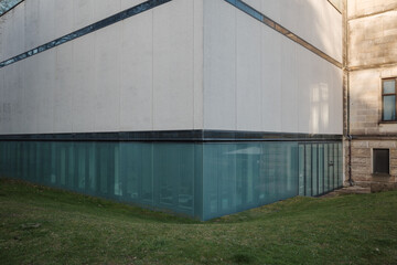 Obraz premium A low-angle view of the Kunsthalle Bremen art museum in Germany, showcasing the striking contrast between modern and classical architecture.