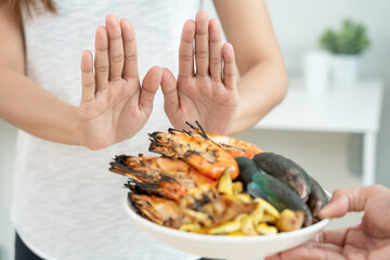 food allergies, hand confused eating shrimp, seafood allergy, itching, rash, abdominal pain, diarrhea, chest tightness, unconsciousness, death, severe avoid allergies