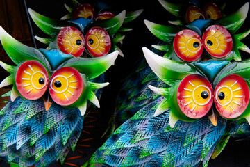 Das Vieraugenprinzip - Dekorativ gestaltete bunte  Vögel aus Metall