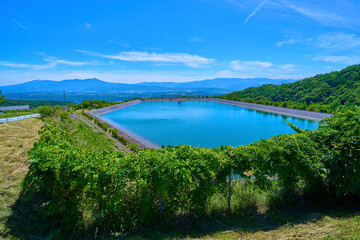長野県東御市の横堰池と南西側の眺望(八ヶ岳連峰など)