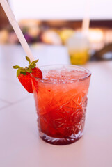 Cocktail de fresas en un chiringuito de la playa