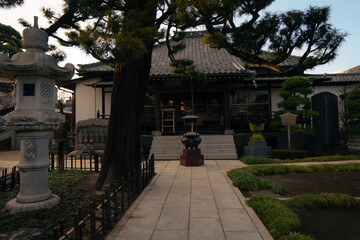 Kōdenji Temple in Tokyo during the day.