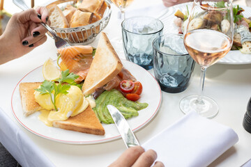 Repas d'été œuf mollet bénédict, toast grillé avocat et saumon fumé
