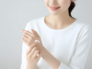 ハンドクリームを塗る笑顔の日本人女性