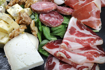 tagliere salumi vegani arancini insalata cioccolata crocchè ripieno insalata ananas ripieni frittura italianaarancini