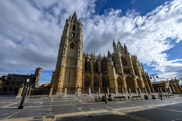 Exterior view of the south side and apse of Catedral de Leon