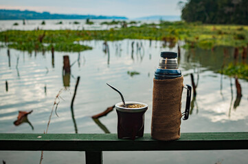 mate en el campo, mate con limón, mate frente al río.