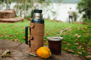 mate en el campo, mate con limón, mate frente al río.