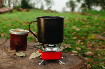 preparando mate en el campo. bebida caliente infusión al aire libre en la naturaleza. aire puro.