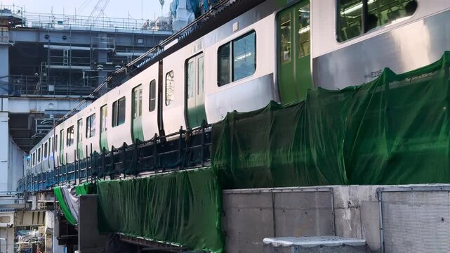 渋谷駅を到着する山手線