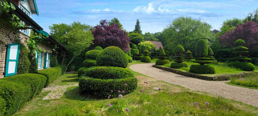 Obraz premium Jardin paysager avec topiaires / Cassel, France