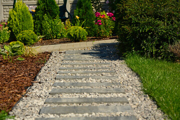 ogrodowa ściezka z kamiennych płyt i żwiru, ścieżka ogrodowa z prostokątnych płyt i żawiru, perspektywa, garden path made of rectangular stone slabs and decorative gravel, path design, perspective © kateej