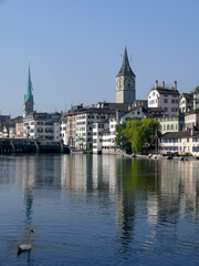 Obraz premium Die Limmat in Zürich mit St. Peter und Fraumünster