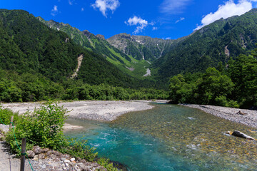 夏の上高地と穂高連峰の絶景を望む清流と緑の風景

