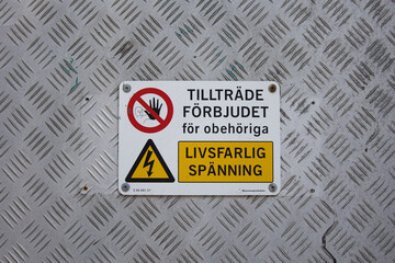 High voltage warning sign in Swedish