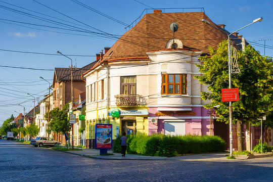 mukachevo, ukraine - 16 jun 2012: cobbled street of mukachevo city in morning light. old europe architecture in summer