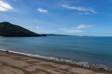 青い海と釣り人