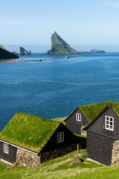  Tindh&oacute;lmur und Felsentor auf den F&auml;r&ouml;er Inseln