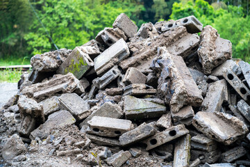 建物の取り壊した跡のブロックの残骸