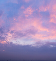 日の出のころ、マゼンタ色に輝く層雲