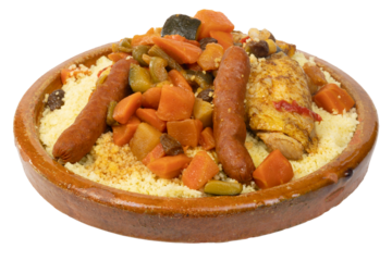 plat de couscous au poulet et merguez, en gros plan