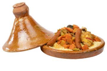 plat de couscous au poulet et merguez, en gros plan