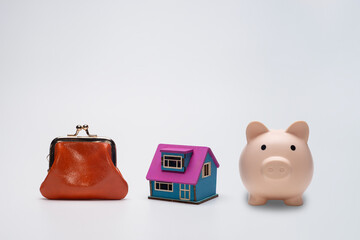 がま口財布と住宅模型と豚の貯金箱